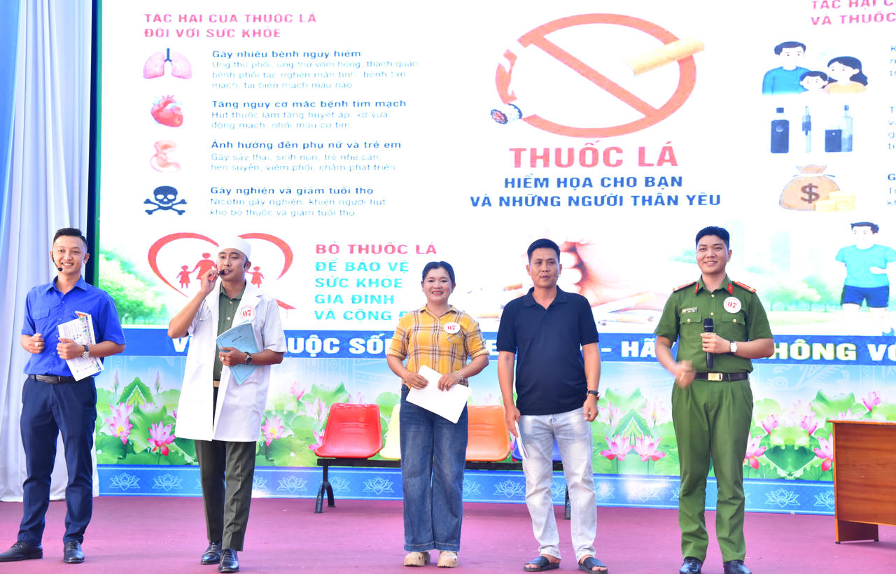 Các đội thi thể hiện những tiểu phẩm tuyên truyền phòng, chống tác hại của thuốc lá tại phần thi “Năng khiếu” (Ảnh: H.Đ).