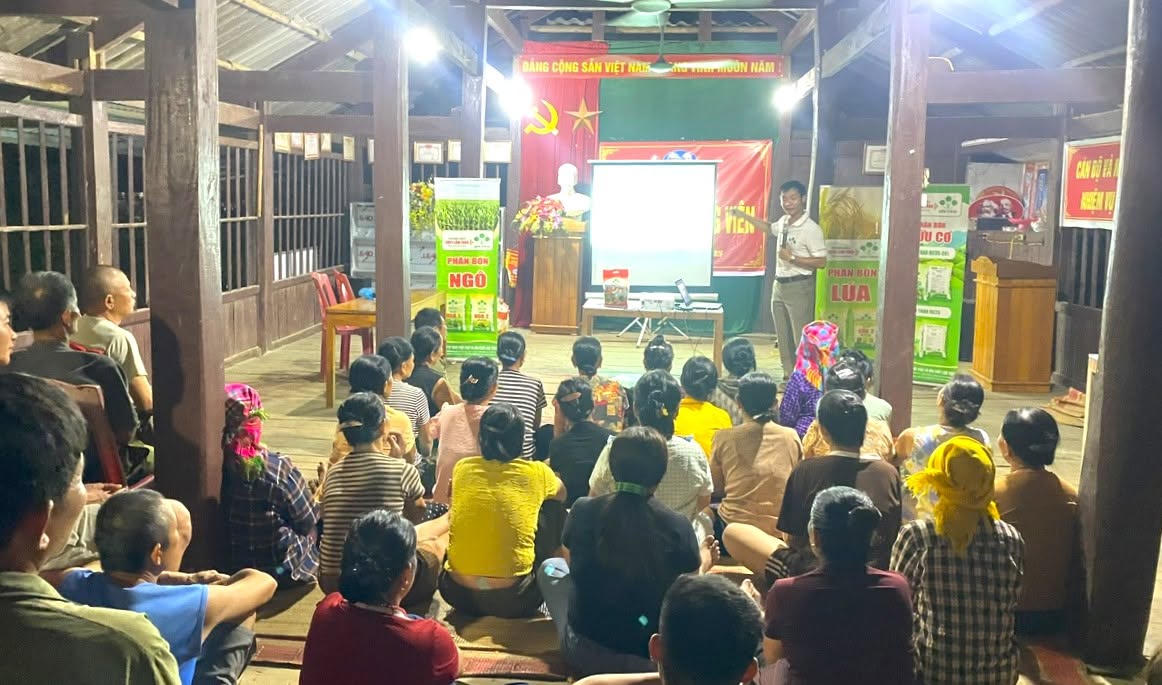 Thông qua trao đổi trực tiếp, giải đáp tại chỗ, bà con nông dân đã nắm rõ hơn kỹ thuật sử dụng phân bón hiệu quả, tiết kiệm chi phí đầu tư. Ảnh: Supe Lâm Thao