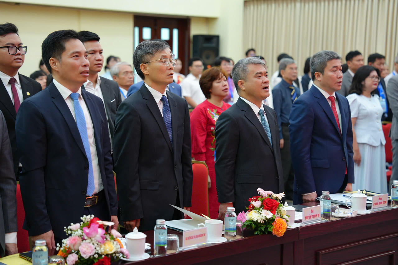 Các đại biểu thực hiện nghi thức chào cờ.