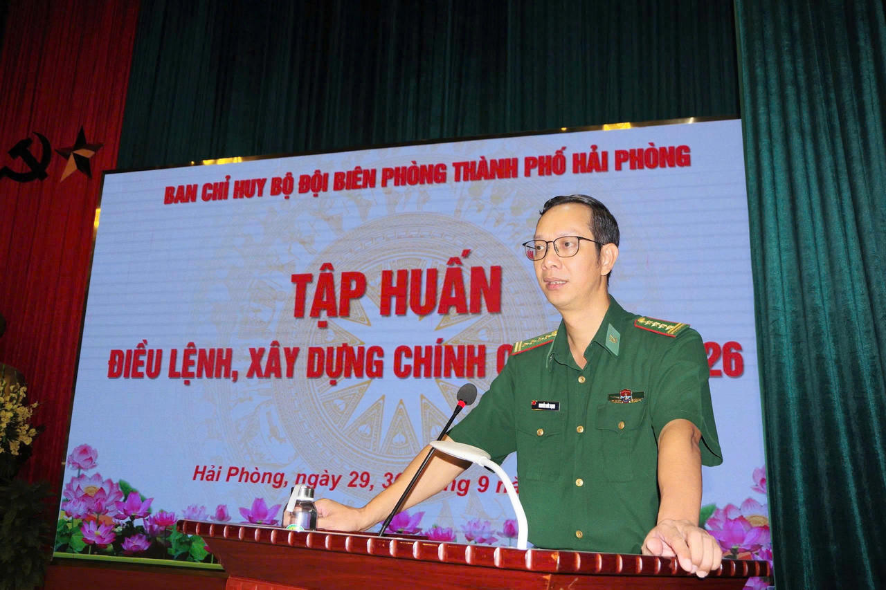 Đại tá Nguyễn Đức Hạnh, Phó Chỉ huy trưởng, Tham mưu trưởng BĐBP thành phố phát biểu chỉ đạo lớp tập huấn. (ảnh BĐBP)