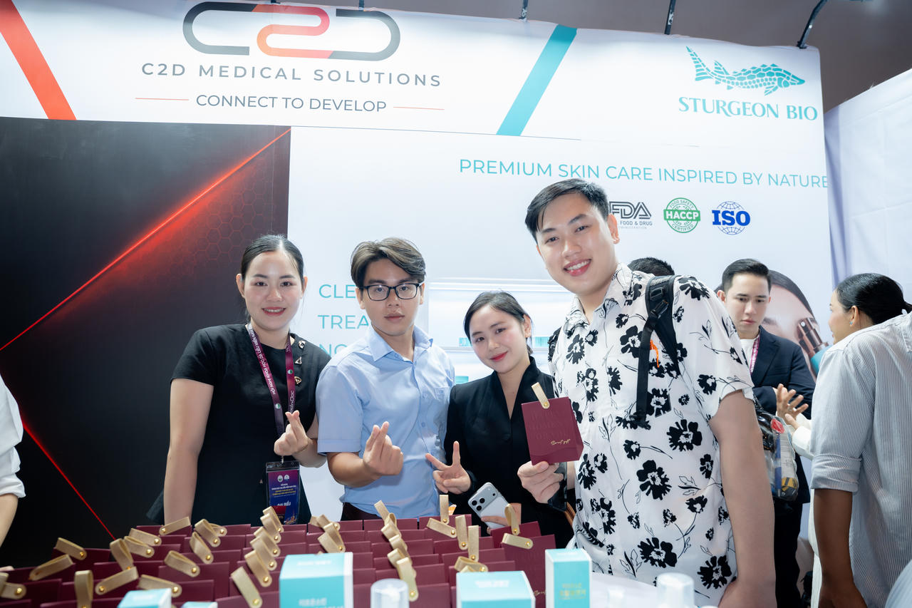 Các sản phẩm chăm sóc và hỗ trợ điều trị da liễu của Sturgeon Bio thu hút sự chú ý của khách tham quan 