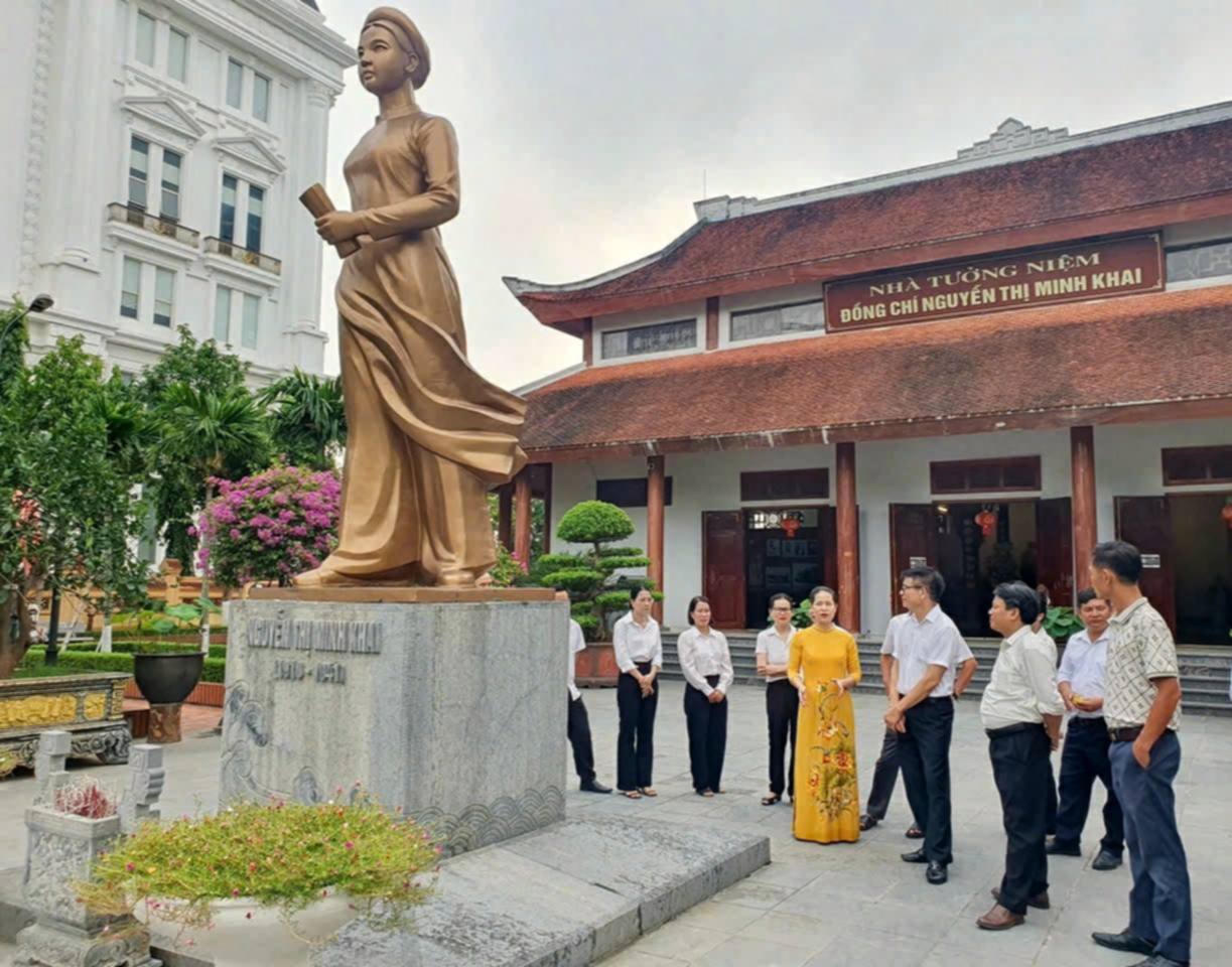 Du khách nghe thuyết minh tại Nhà tưởng niệm đồng chí Nguyễn Thị Minh Khai. Ảnh: T.H