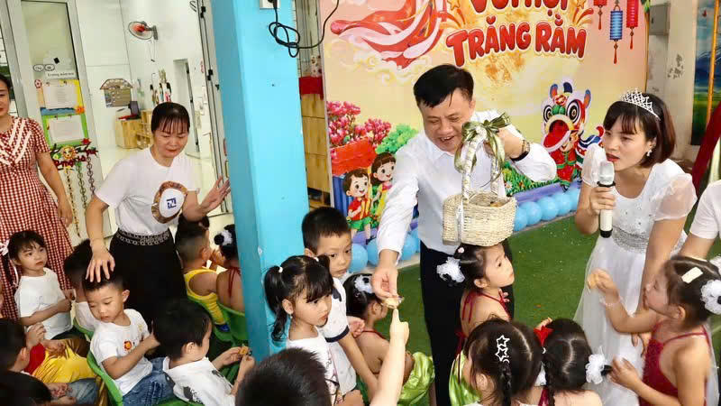  Ông Đặng Đông Anh, Bí thư Đảng ủy, Chủ tịch HĐND phường Lê Chân thăm, tặng quà trung thu học sinh mầm non (Ảnh: P. Lê Chân)