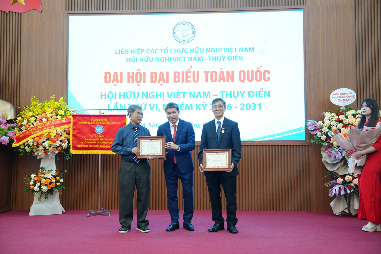 Trao Kỷ niệm chương "Vì hòa bình, hữu nghị giữa các dân tộc" cho 2 lãnh đạo Hội nhiệm kỳ 2018-2026.