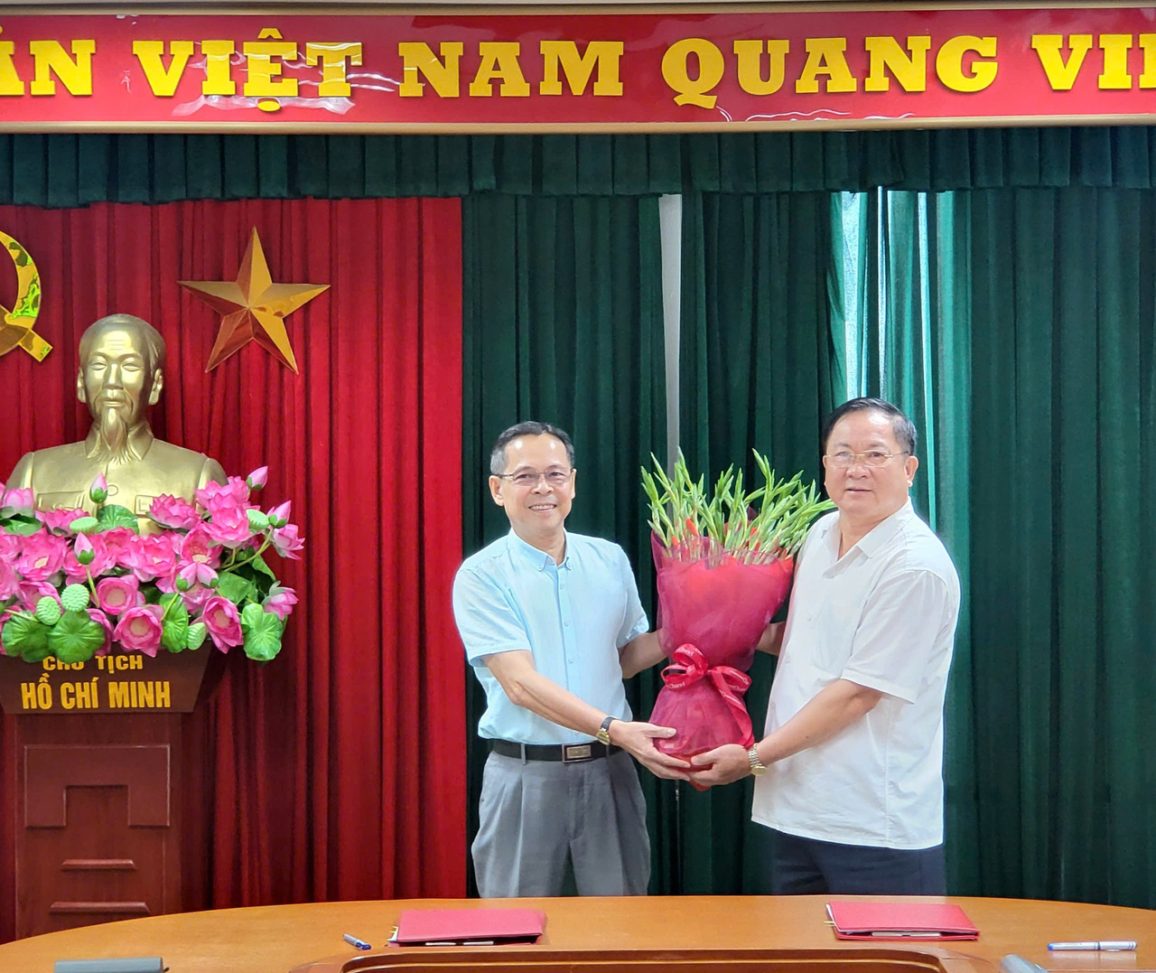 Đồng chí Lê Thanh Hải tặng hoa chúc mừng đồng chí Trần Đức Đông, Chánh Văn phòng Thường trực Ban Chỉ đạo 389 quốc gia