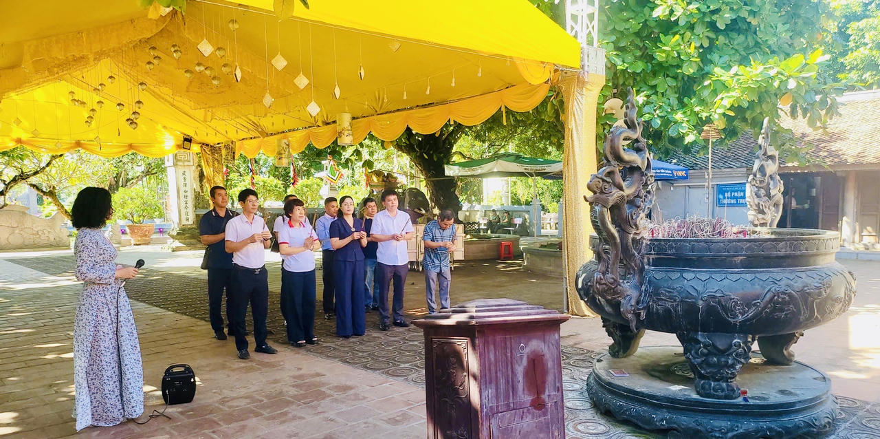 Ông Trần Huy Tài, Phó Chủ tịch UBND phường Nam Định cùng Đoàn công tác Báo PLVN dâng hương tại Đền Trần (Ảnh: Đông Bắc)
