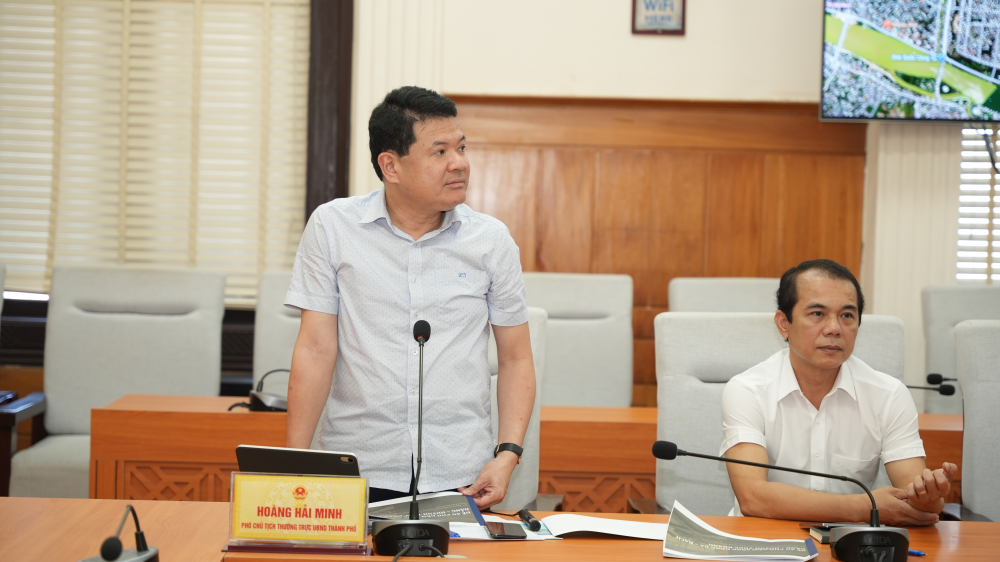 Phó Chủ tịch Thường trực UBND thành phố Hoàng Hải Minh trao đổi tại cuộc họp. (Ảnh: UBND TP Huế)