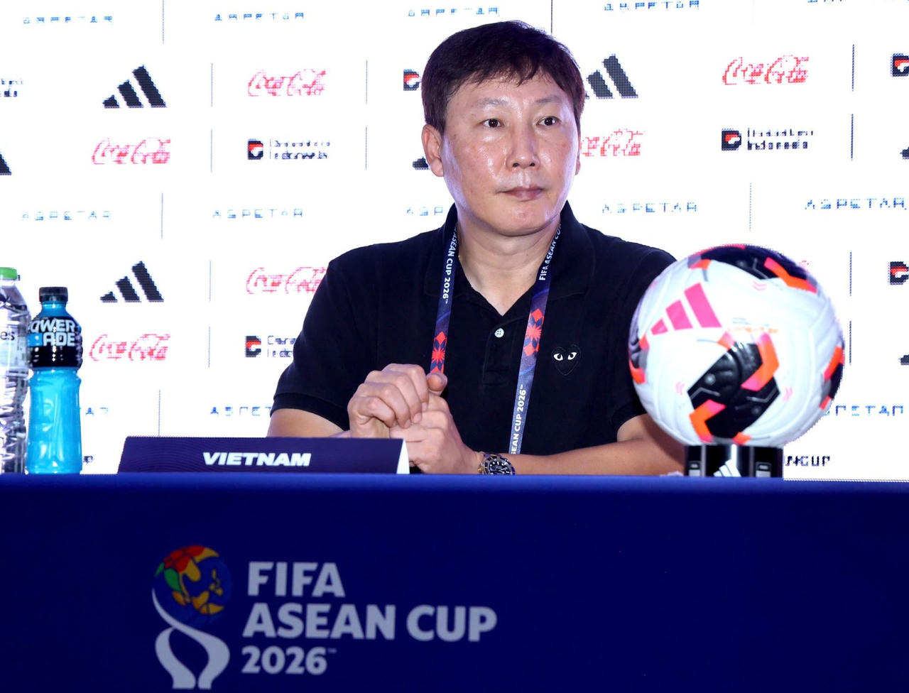 Nỗi buồn của ông Kim Sang Sik tại buổi họp báo sau trận thua Thái Lan 0-2 (Ảnh VFF)