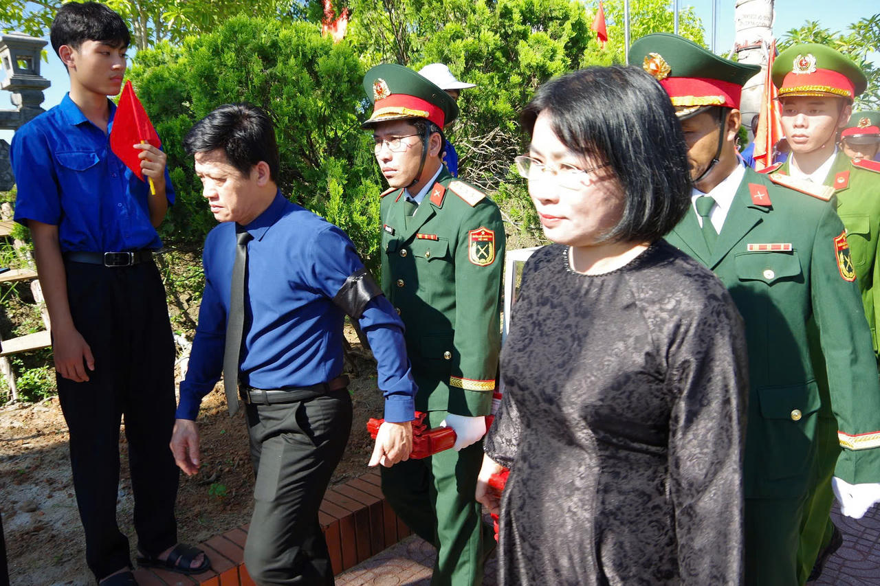 Trang nghiêm lễ truy điệu, an táng 30 hài cốt liệt sĩ tại Quảng Trị