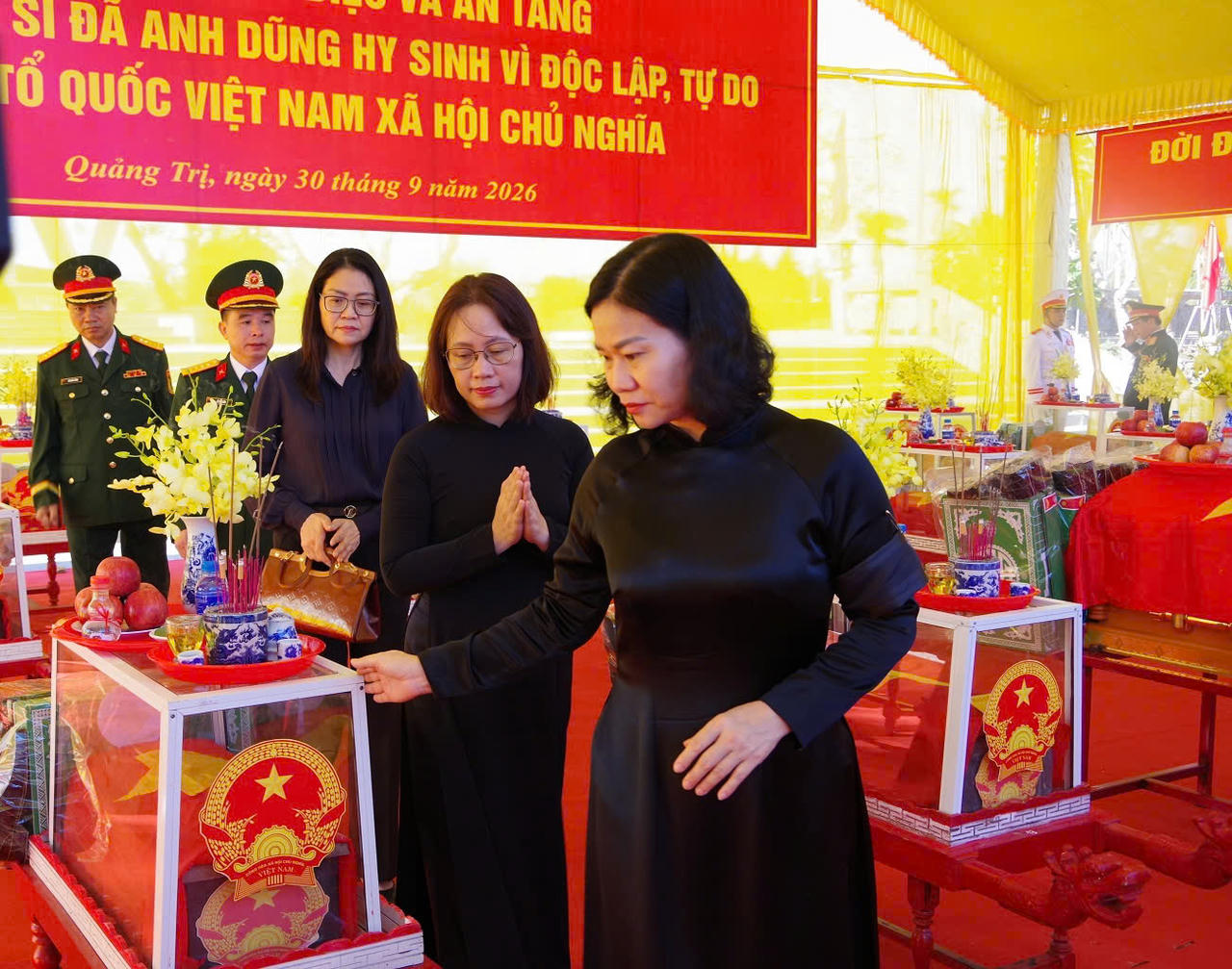 Đoàn lãnh đạo Đảng ủy Chính phủ và Ban Chỉ đạo Quốc gia do bà Nguyễn Thị Tuyến, Phó Bí thư Đảng ủy Chính phủ, làm Trưởng đoàn dâng hoa, dâng hương kính viếng các liệt sĩ. (Ảnh: X.D)