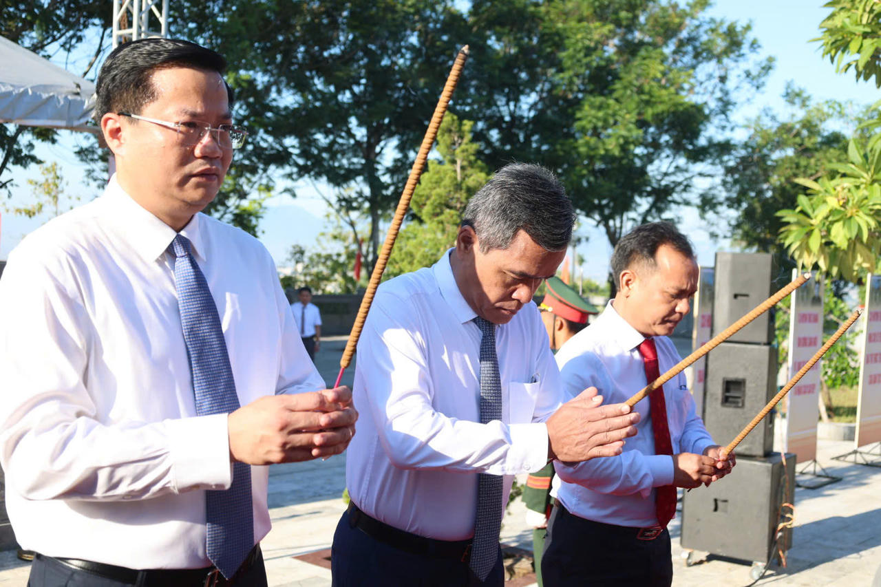 Tại khu mộ cụ Huỳnh Thúc Kháng (núi Thiên Ấn, phường Trương Quang Trọng) các đại biểu thành kính dâng hương, dâng hoa tưởng niệm người chí sĩ yêu nước, nhà hoạt động cách mạng, nhà báo và là Quyền Chủ tịch nước Việt Nam Dân chủ Cộng hòa. (Ảnh: Vân Anh)