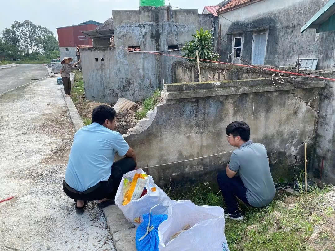 Cán bộ đo đạc phần đất người dân đồng thuận bàn giao để phục vụ mở đường tại xã Việt Tiến, tỉnh Hưng Yên. (Ảnh Vũ Hùng)
