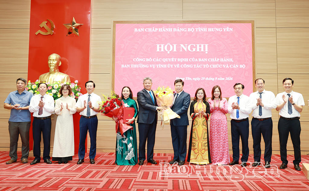 Ông Nguyễn Mạnh Quyền, Phó Bí thư Tỉnh ủy, Chủ tịch UBND tỉnh tặng hoa chúc mừng Đảng bộ MTTQ Việt Nam, các đoàn thể tỉnh.(Ảnh Báo Hưng Yên)