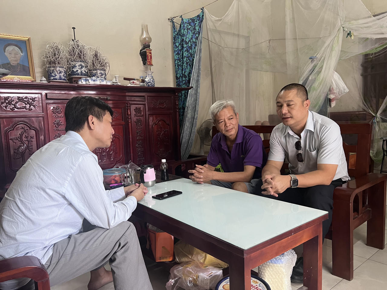 Ông Vũ Tiến Pha (áo tím), thôn Vân Nội trao đổi với PV Báo Pháp luật Việt Nam  về quyết định tự nguyện hiến 30m²  (Ảnh Huy Nguyễn)
