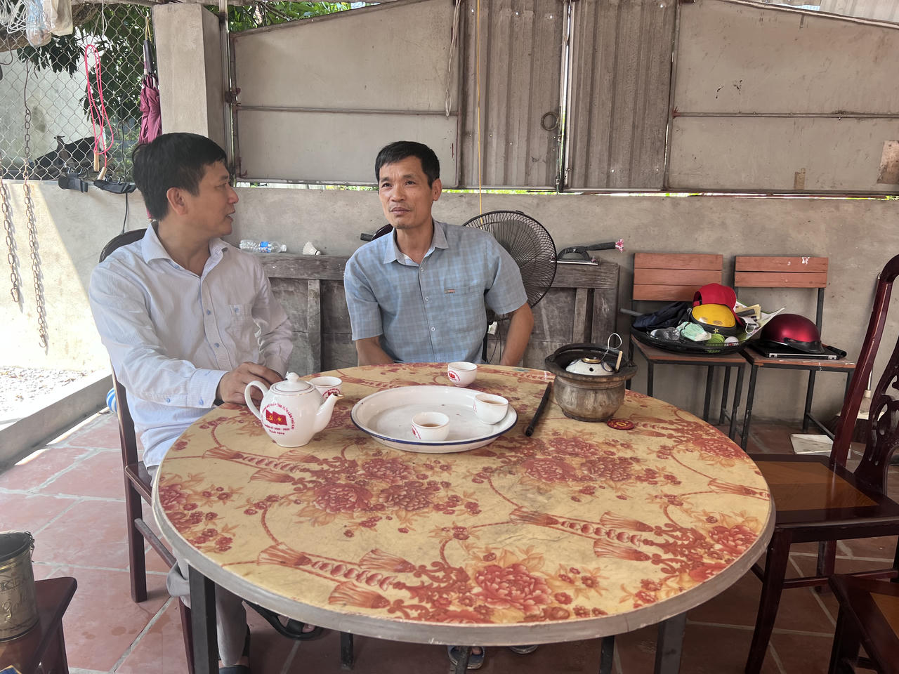 Anh Hoàng Tuấn Hải (bên phải), nguyên Bí thư chi bộ, nguyên Trưởng thôn Vân Nội, là một trong những người trực tiếp đến từng gia đình để trao đổi, vận động. (Ảnh Huy Nguyễn)