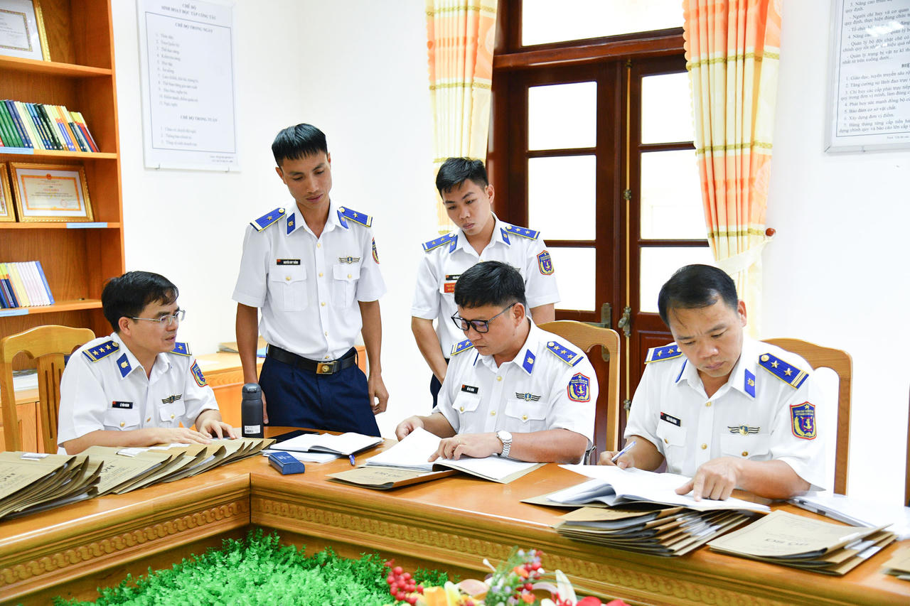 Đoàn công tác kiểm tra sổ sách, hồ sơ nghiệp vụ. Ảnh: Đức Thái