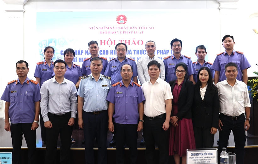Các đại biểu chụp ảnh lưu niệm.