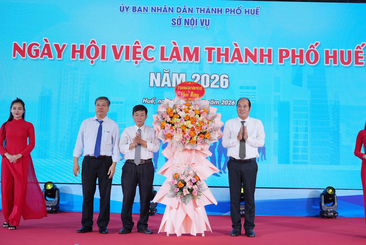 Phó Chủ tịch UBND thành phố Nguyễn Văn Mạnh tặng hoa chúc mừng tại ngày hội việc làm. (Ảnh: UBND TP Huế)