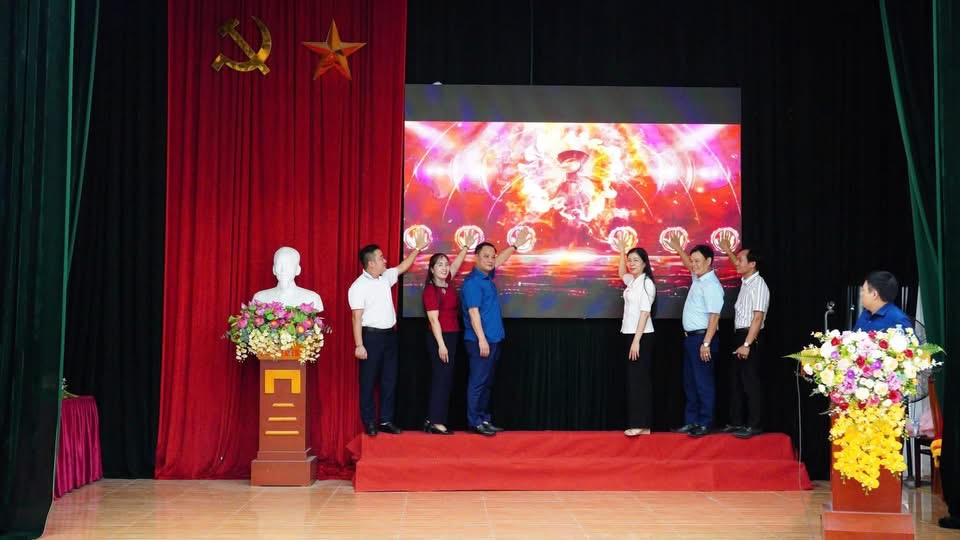 Ủy ban MTTQ xã Việt Tiến ra mắt mô hình "Kết nối số - Mặt trận đồng hành cùng Nhân dân" và triển khai "Tháng nghe dân nói" (Ảnh Vũ Hùng)