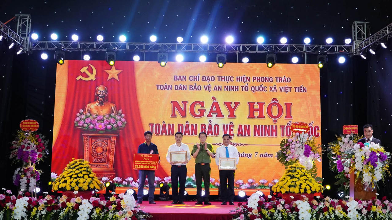 Đại tướng Lương Tam Quang, Ủy viên Bộ Chính trị, Bộ trưởng Bộ Công an dự Ngày hội Toàn dân bảo vệ an ninh Tổ quốc tại xã Việt Tiến (Ảnh Vũ Hùng)
