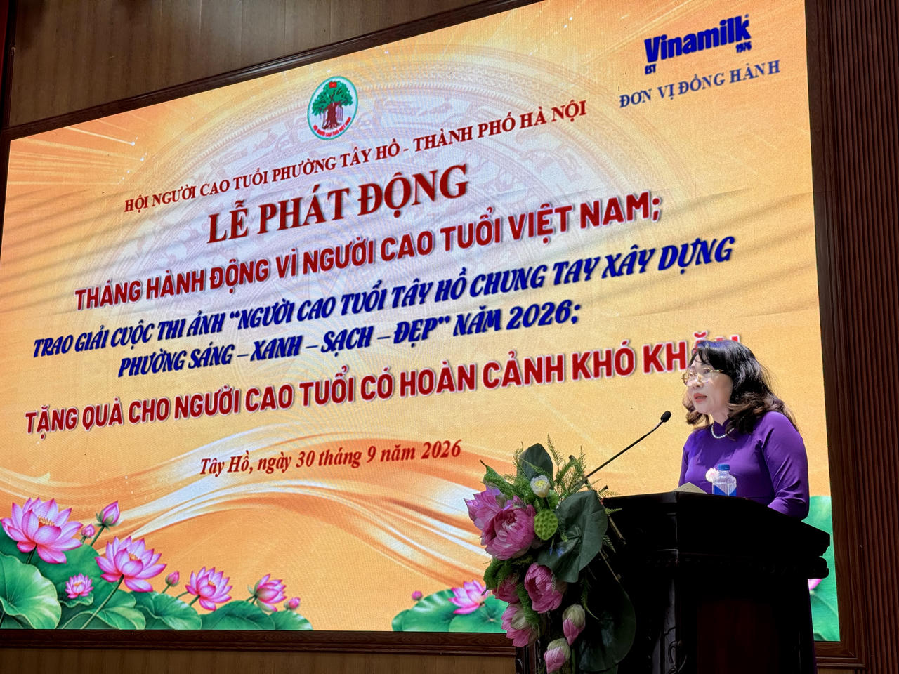 Chủ tịch Hội Người cao tuổi phường Tây Hồ Trần Thị Thu Hường phát biểu khai mạc chương trình. (Ảnh: PV)