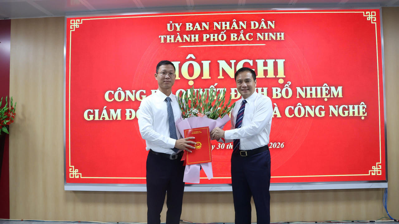 Phó Chủ tịch UBND thành phố Bắc Ninh Đào Thanh Trường trao Quyết định của Chủ tịch UBND thành phố về việc bổ nhiệm ông Thân Trung Kiên, Thành ủy viên, Trưởng Ban Văn hóa - Xã hội, HĐND thành phố nhiệm kỳ 2026 - 2031 giữ chức vụ Giám đốc Sở Khoa học và Công nghệ