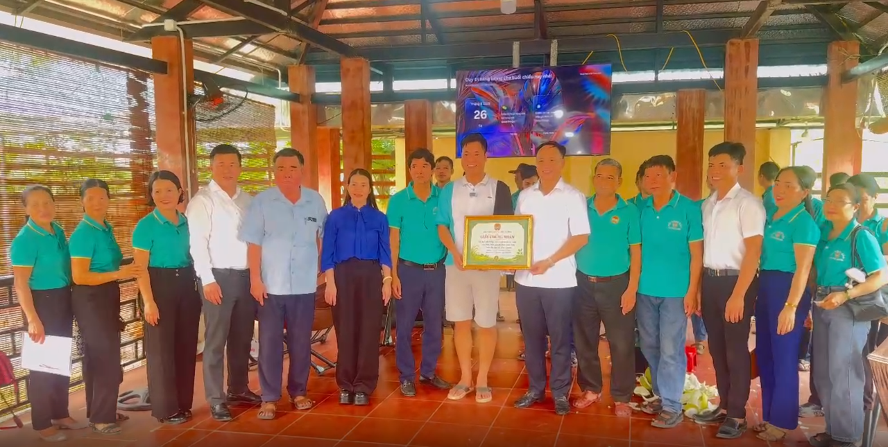 Anh Chính được lãnh đạo xã Phú Xuyên và đoàn công tác trao tặng giấy chứng nhận "Hộ hội viên nông dân có mô hình sản xuất tiêu biểu, hiệu quả phù hợp nhân rộng trên địa bàn xã Phú Xuyên". 