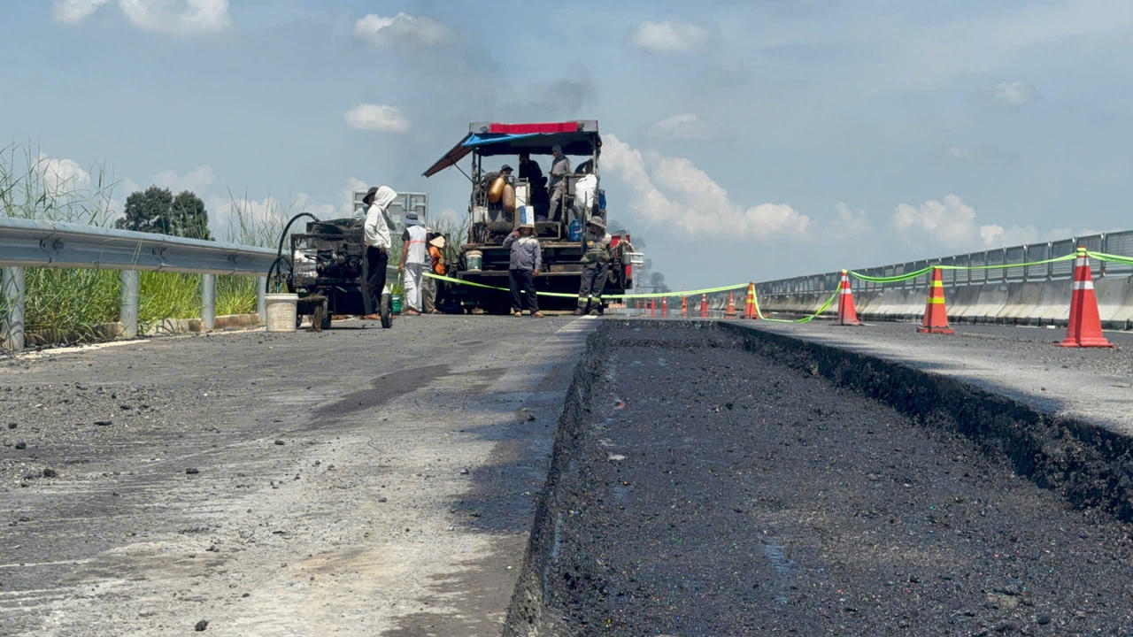 Máy móc chuyên dụng được huy động xử lý các điểm hư hỏng trên cao tốc Biên Hòa - Vũng Tàu trong sáng 1/10. Ảnh: DK