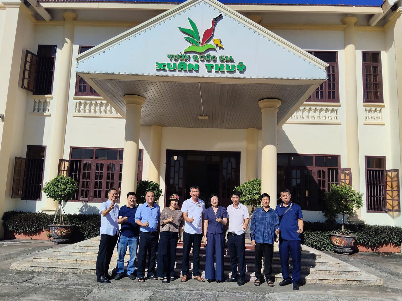 Ông Vũ Quốc Đạt, Phó Giám đốc Vườn Quốc gia Xuân Thủy (thứ 5 từ trái sang)  chụp ảnh lưu niệm cùng Đoàn công tác của Báo Pháp luật Việt Nam 