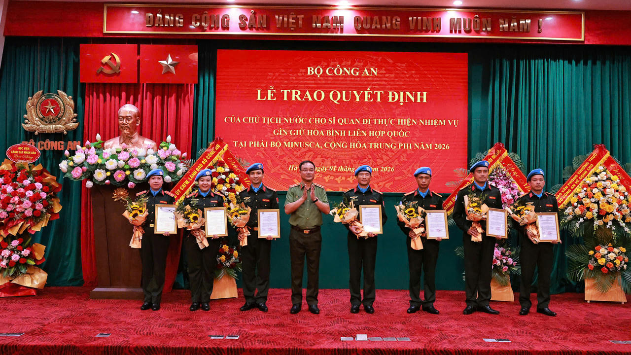 Thừa ủy quyền, Thứ trưởng Phạm Thế Tùng trao Quyết định của Chủ tịch nước cho 7 sĩ quan đi thực hiện nhiệm vụ GGHB LHQ tại Phái bộ MINUSCA (Ảnh: LL GGHB cung cấp)