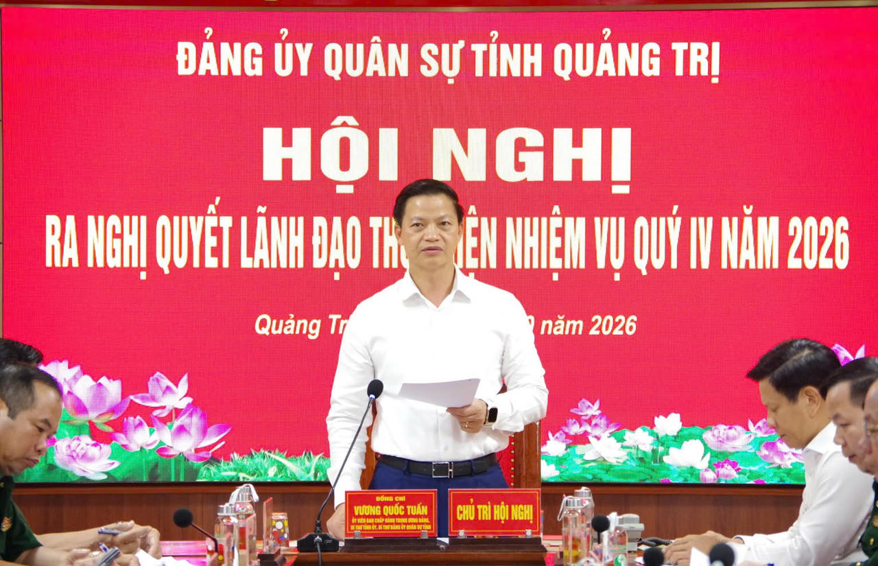 Ông Vương Quốc Tuấn - Ủy viên Ban Chấp hành Trung ương Đảng, Bí thư Tỉnh ủy, Bí thư Đảng ủy Quân sự tỉnh phát biểu tại hội nghị. (Ảnh: Xuân Diện)