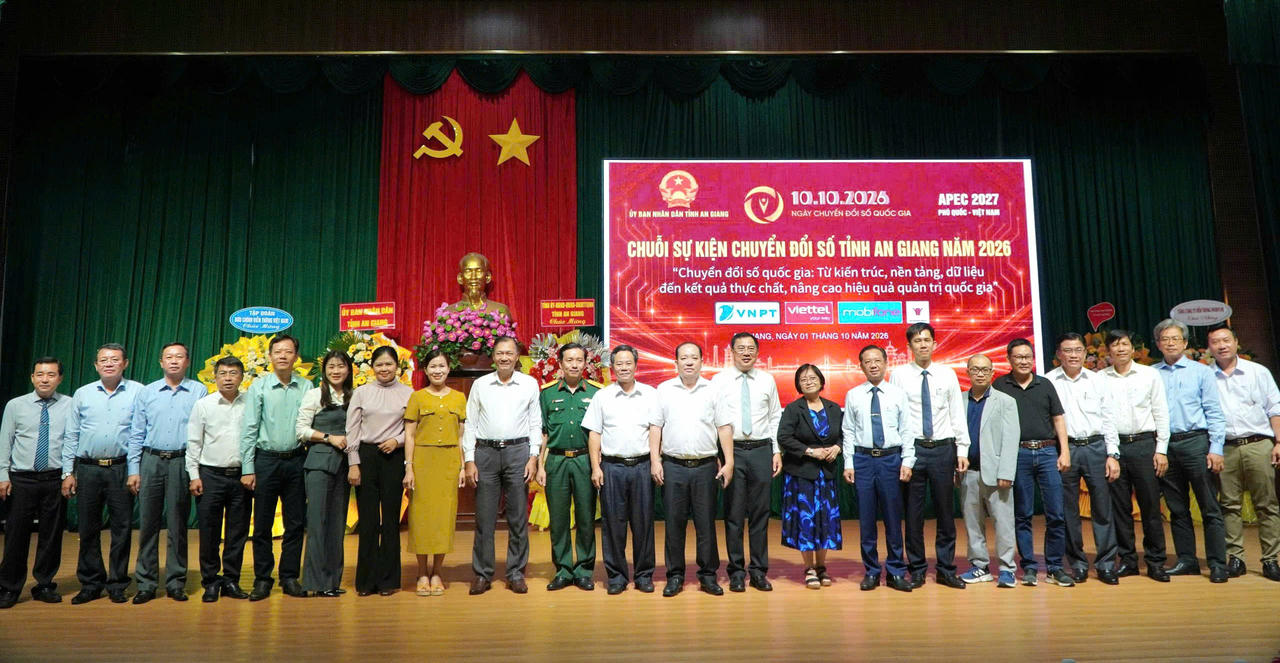 Các đại biểu chụp ảnh lưu niệm. Ảnh: Khánh Thùy