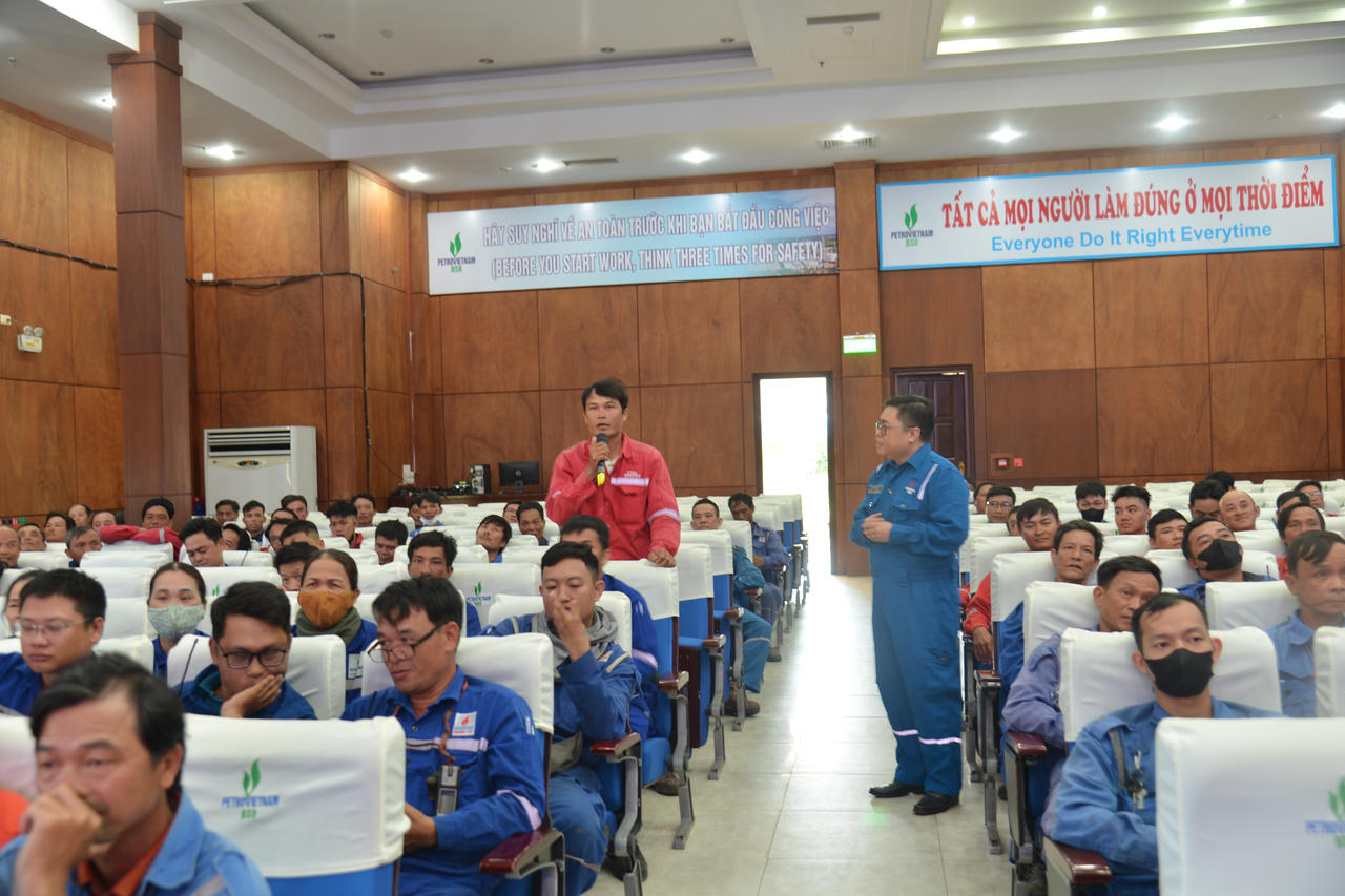 Đại diện nhà thầu góp ý xây dựng văn hóa an toàn tại Nhà máy lọc dầu Dung Quất.