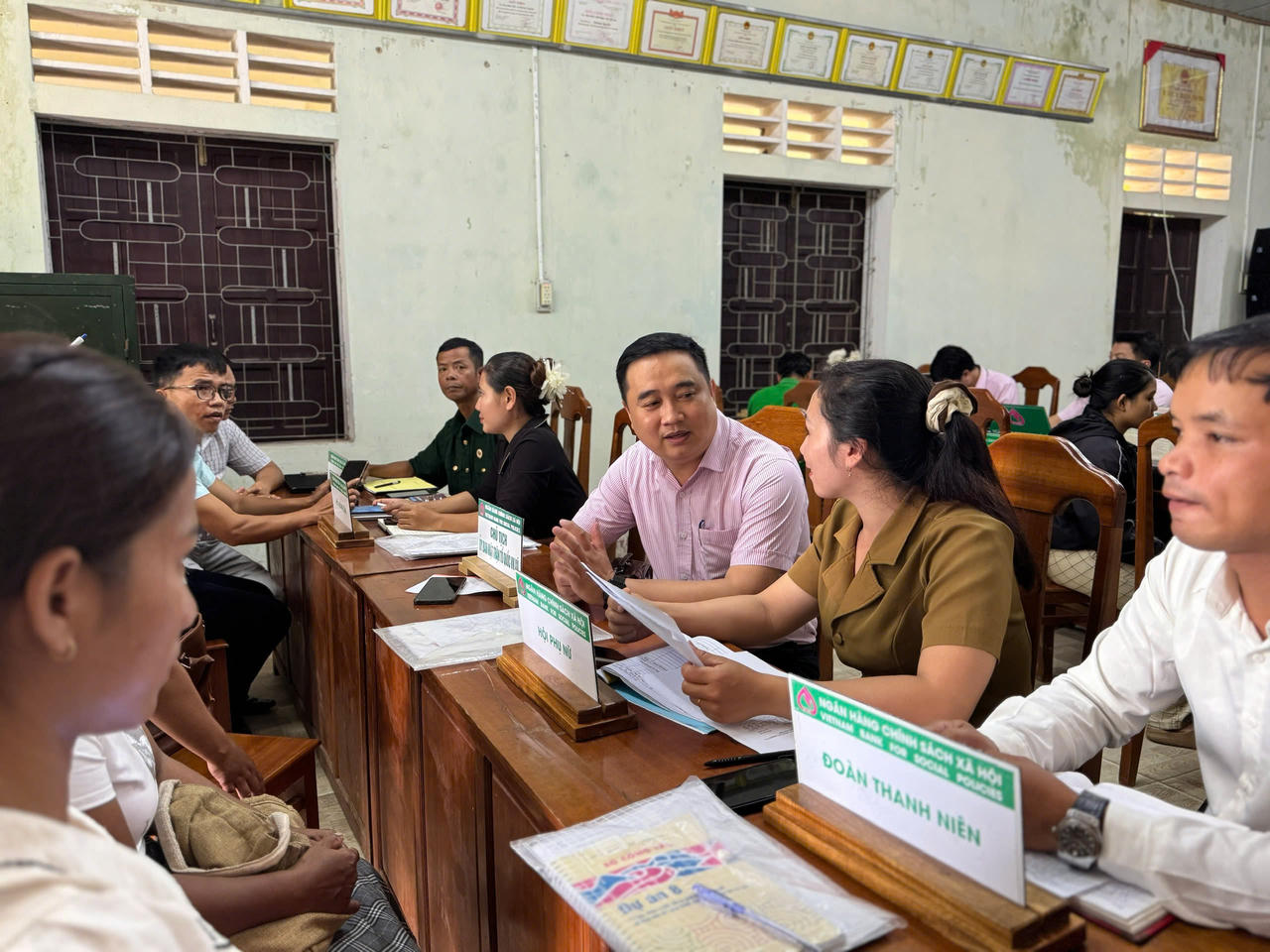 Ông Nguyễn Hoàng Anh Tuấn, Phó Giám đốc Chi nhánh NHCSXH TP Huế, làm việc với các tổ chức nhận ủy thác vốn vay