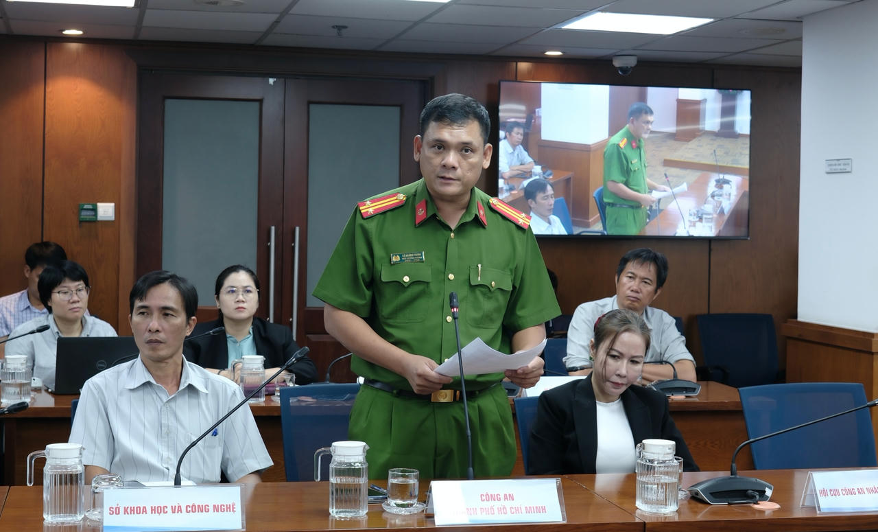 Trung tá Lê Hoàng Phong thông tin tại họp báo. Ảnh: Thu Uyên