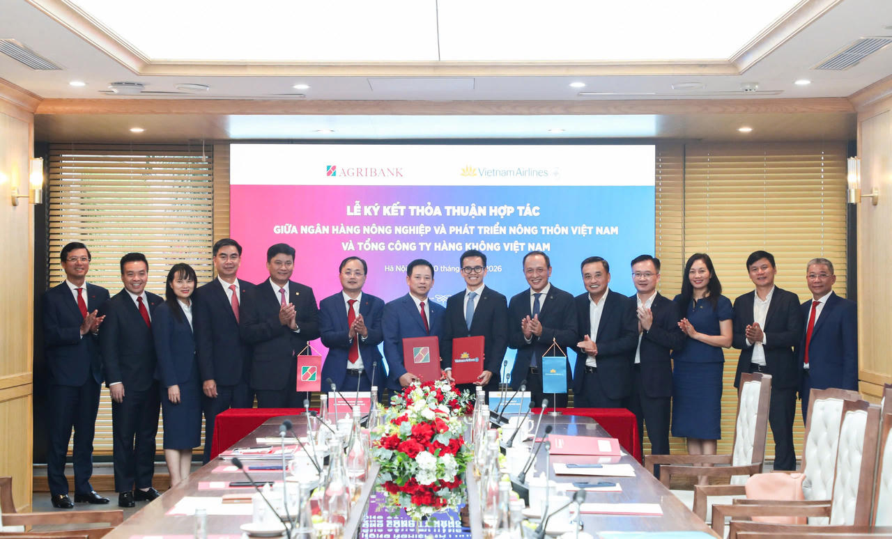 Lãnh đạo Agribank và Vietnam Airlines chúc mừng Thỏa thuận hợp tác được ký kết