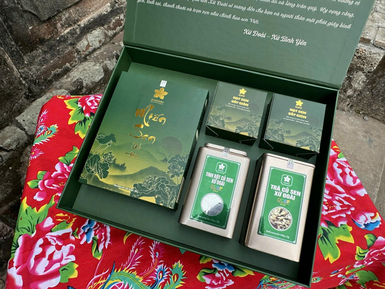 Bộ ba sản phẩm đạt chứng nhận OCOP 3 sao gồm miến sen Xứ Đoài, trà củ sen Xứ Đoài và tinh bột củ sen Xứ Đoài