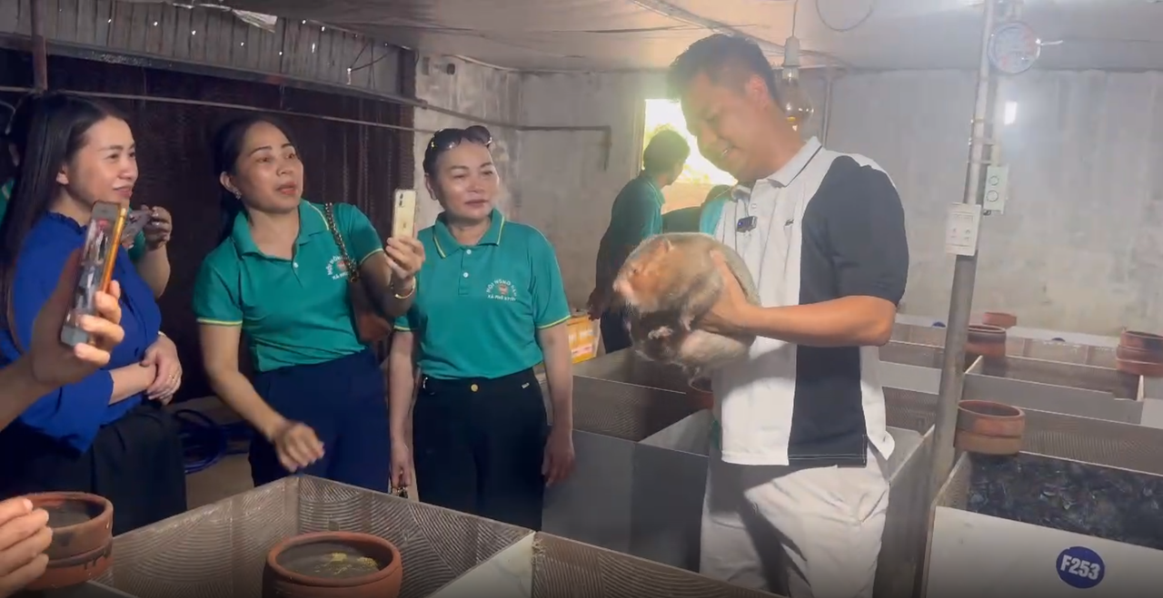 Anh Phan Đức Chính chia sẻ với người tham quan về mô hình nuôi dúi má đào Thái Lan