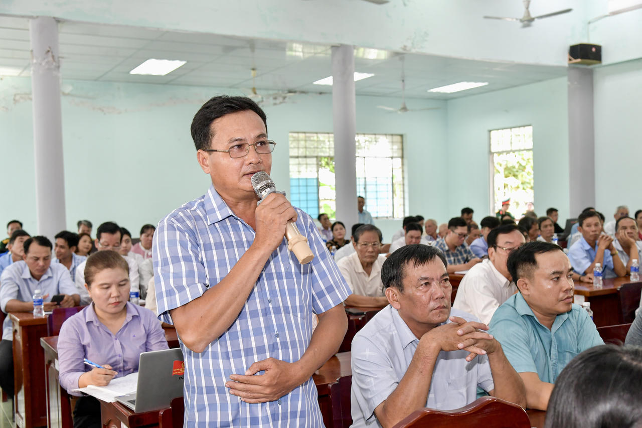 Cử tri trình bày tâm tư, nguyện vọng. Ảnh: Thiện Lê