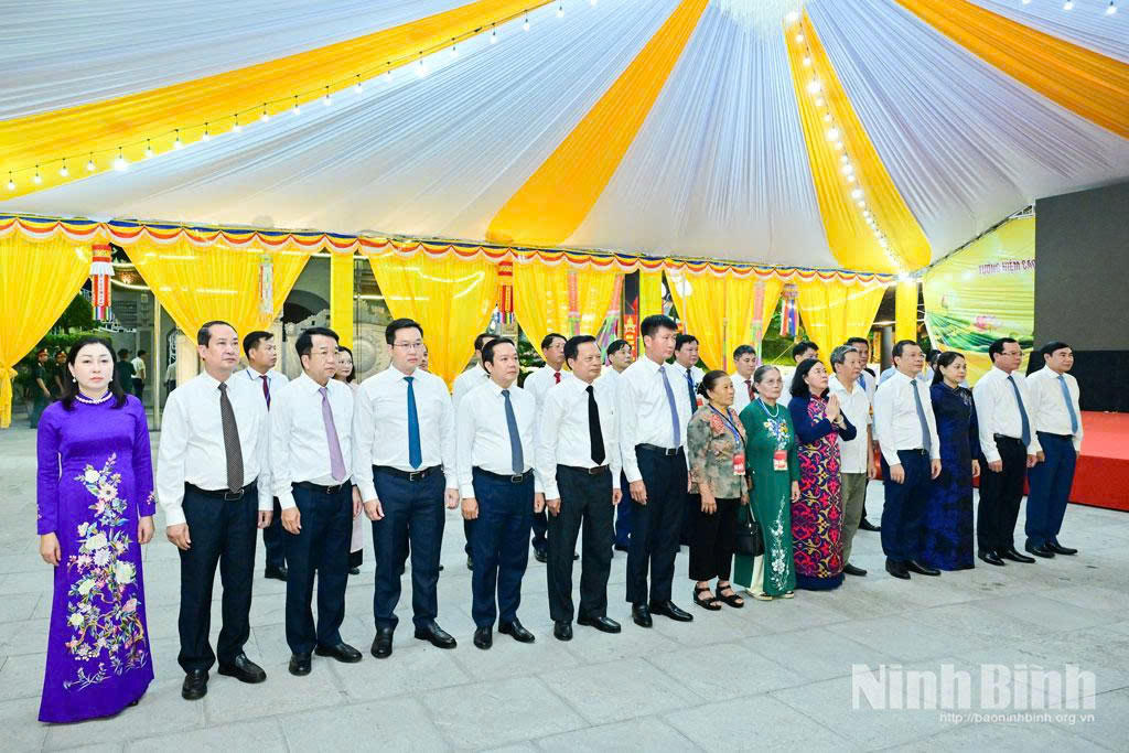 Các đại biểu dự lễ dâng hương. Ảnh: Báo Ninh Bình