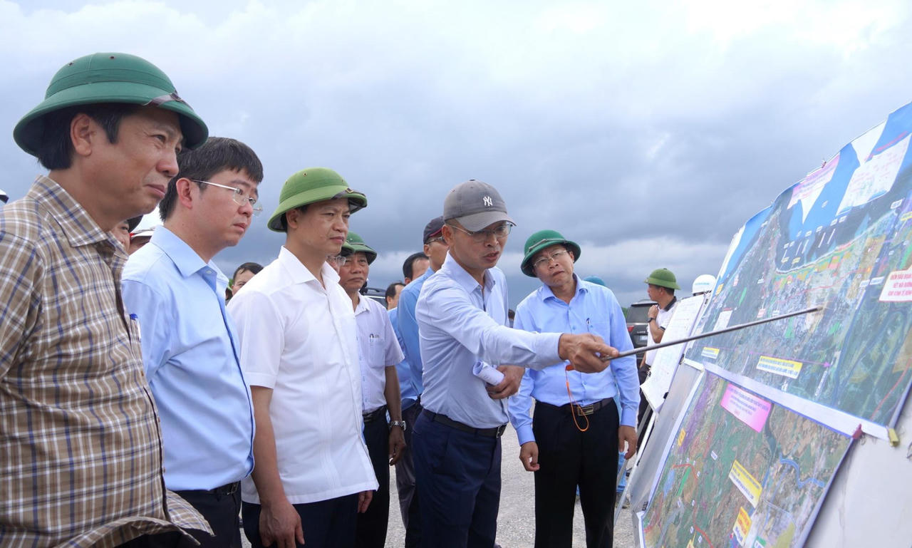 Bí thư Tỉnh ủy Vương Quốc Tuấn kiểm tra thực địa, chỉ đạo tháo gỡ các điểm nghẽn của dự án. (Ảnh: T.N)