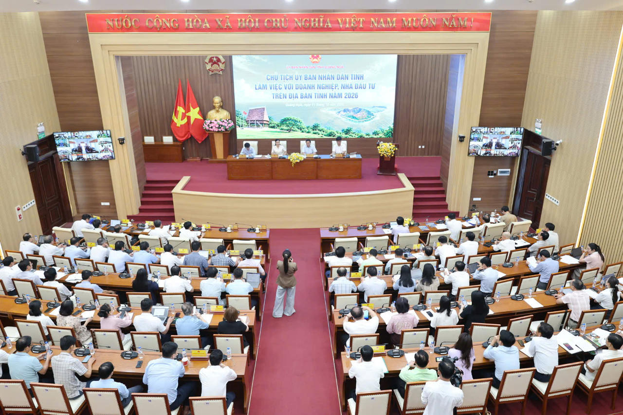 Trong 35 kiến nghị của 16 doanh nghiệp và nhóm doanh nghiệp được tổng hợp phục vụ buổi làm việc, có khoảng một nửa là những nội dung tồn đọng, có trường hợp được doanh nghiệp phản ánh từ năm 2017, 2018 nhưng chưa được giải quyết dứt điểm (ảnh Vân Anh)