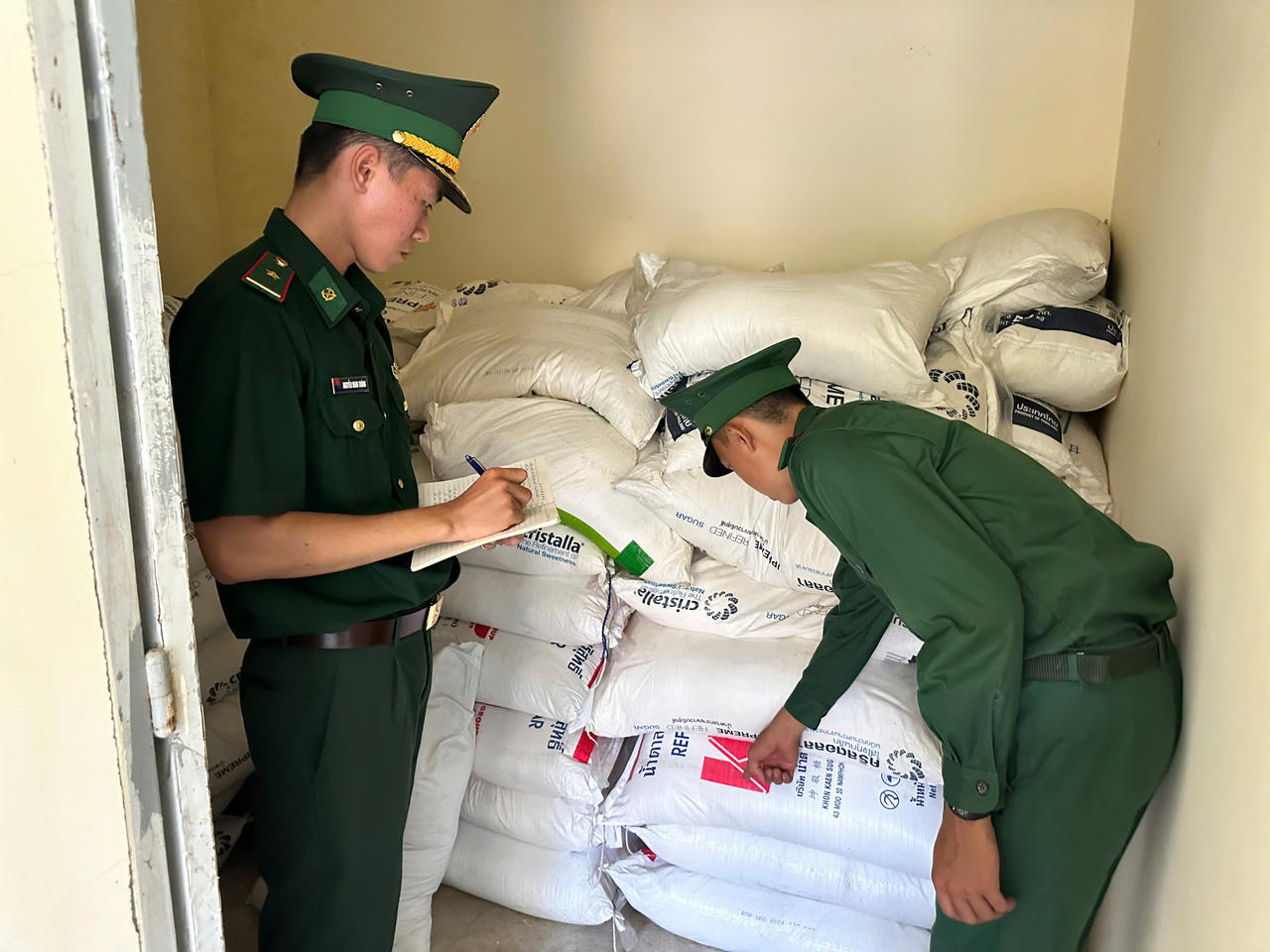Tiến hành kiểm tra, lực lượng chức năng kiểm đếm số lượng. Ảnh: Hoà Bình