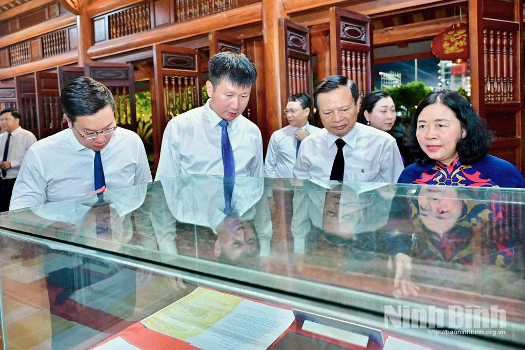Các đại biểu tham quan không gian trưng bày những hiện vật tại Nhà lưu niệm đồng chí Lương Khánh Thiện. Ảnh: Báo Ninh Bình