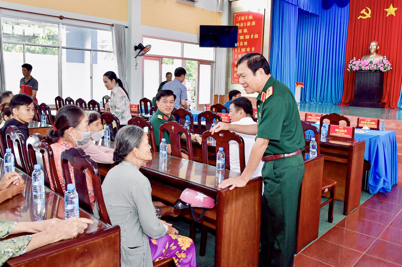 Đại tướng Nguyễn Tân Cương tiếp xúc cử tri Đồng Tháp, trao kinh phí xây 100 căn nhà Đại đoàn kết
