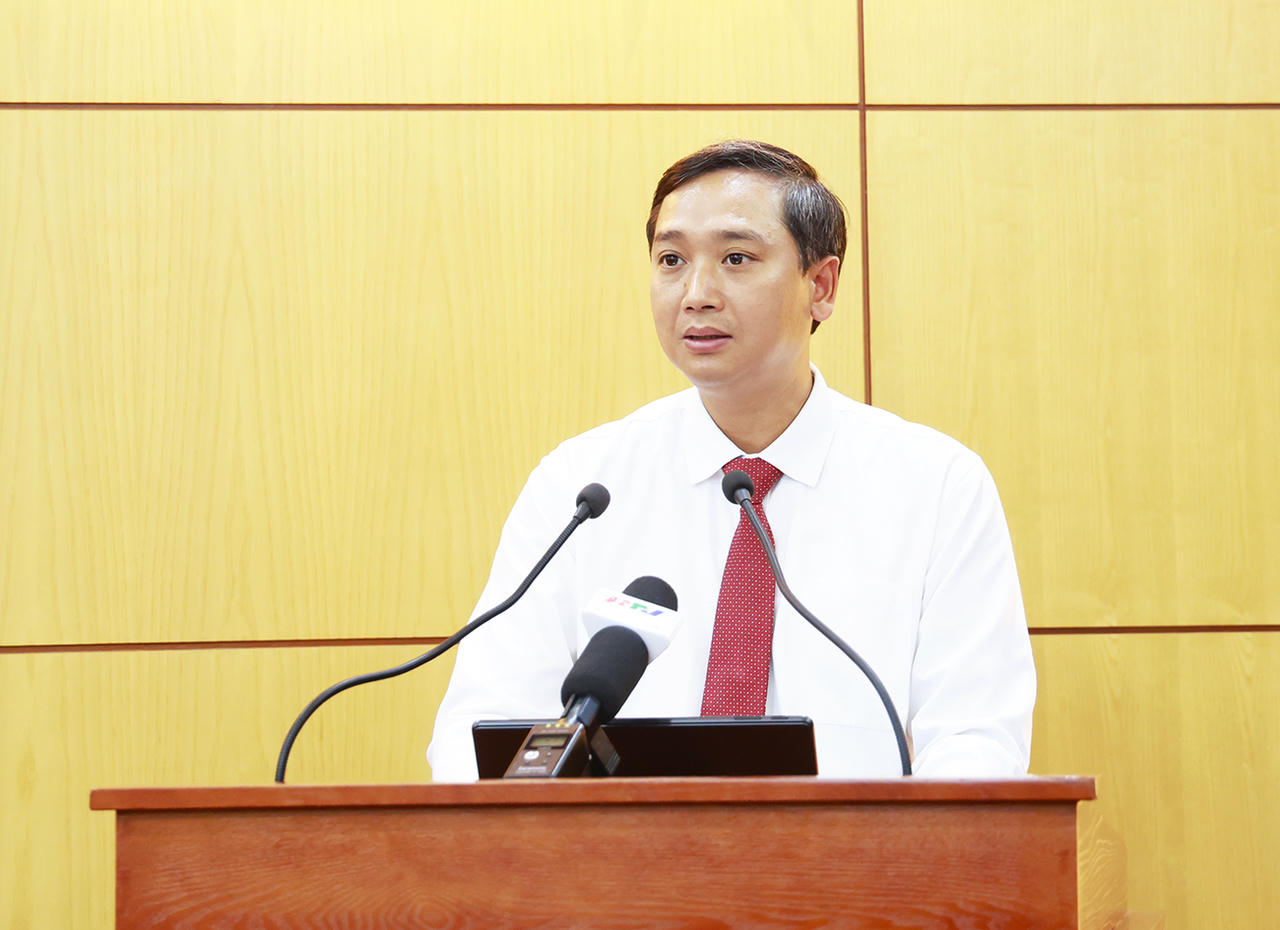 Chủ tịch HĐND thành phố Nguyễn Việt Oanh, Bí thư Đảng ủy HĐND thành phố phát biểu tại hội nghị. (Ảnh Cổng TTĐT Bắc Ninh)