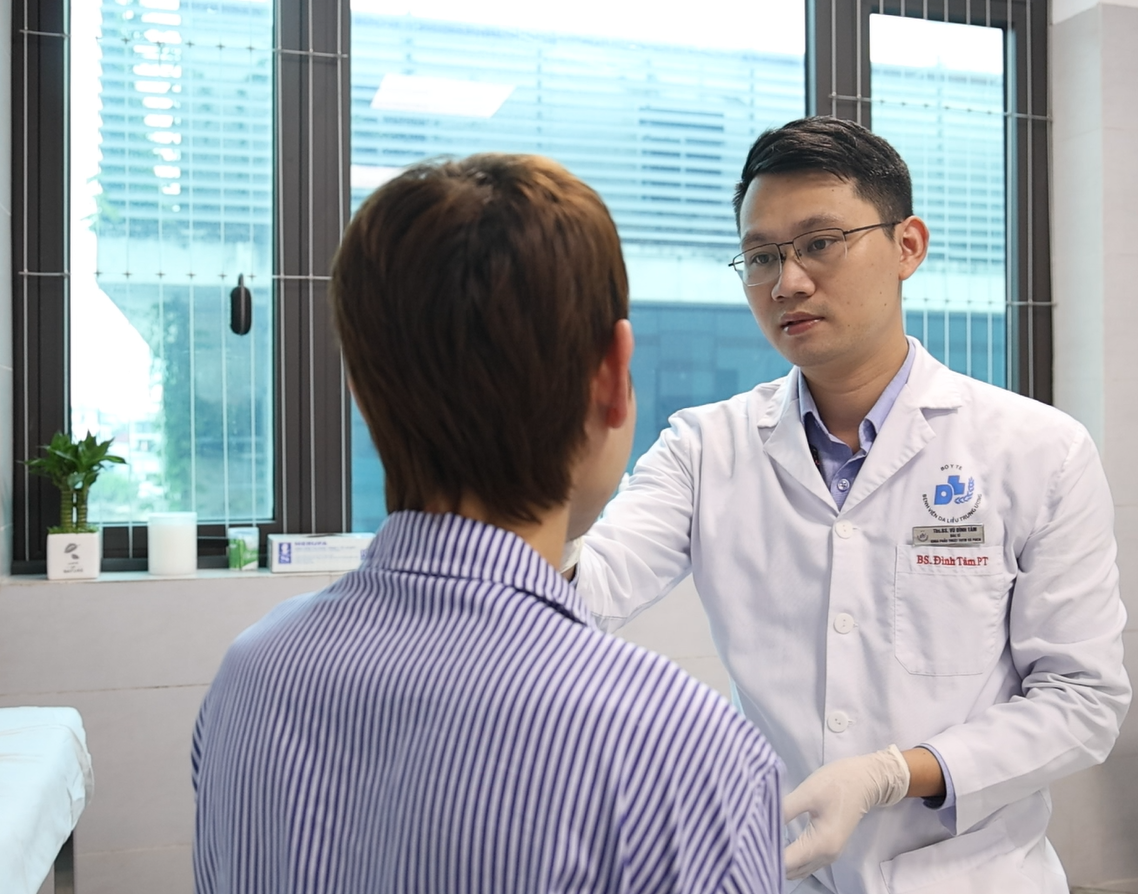 Bác sĩ thăm khám tình trạng của bệnh nhân. Ảnh: BVCC