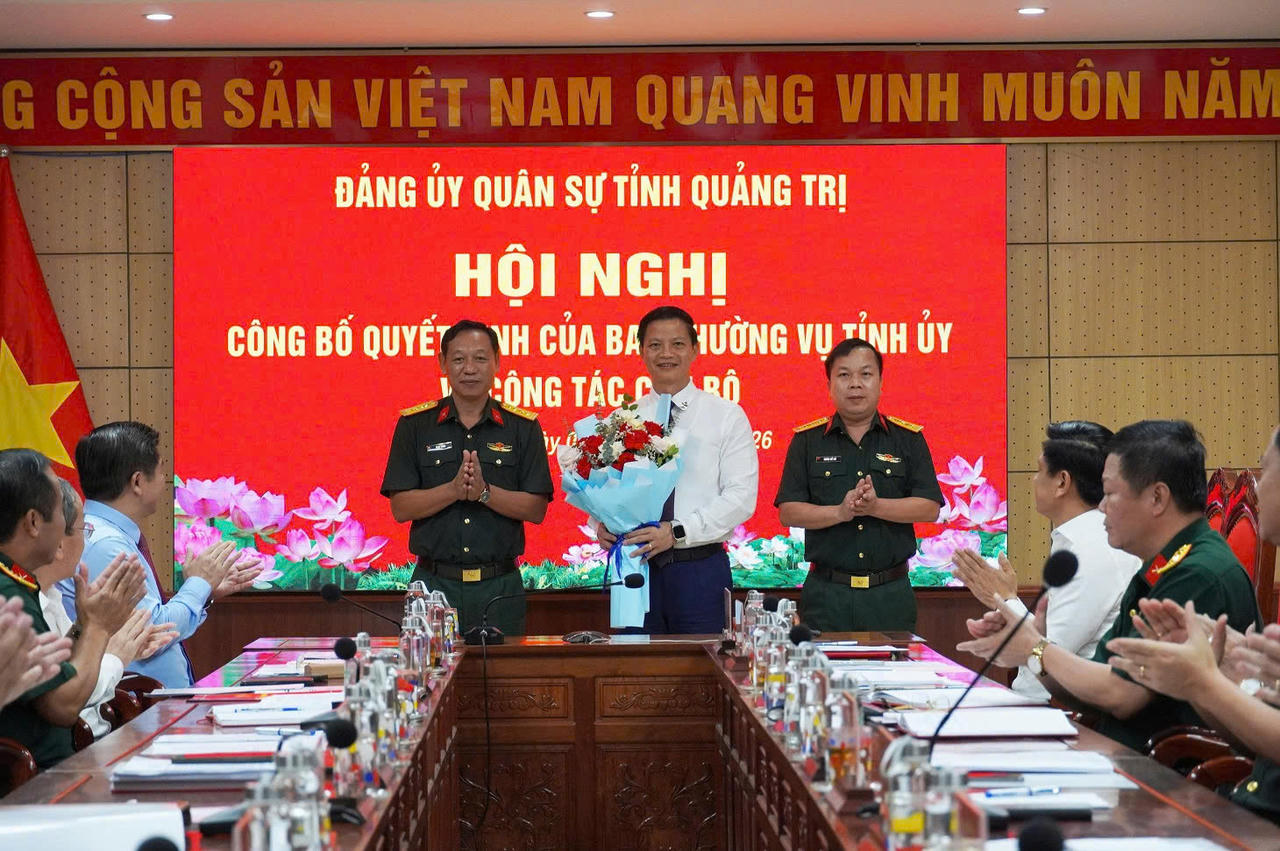Đại diện Ban Thường vụ Đảng ủy Quân sự tỉnh Quảng Trị tặng hoa chúc mừng ông Vương Quốc Tuấn, Bí thư Đảng ủy Quân sự tỉnh. (Ảnh: Xuân Diện)