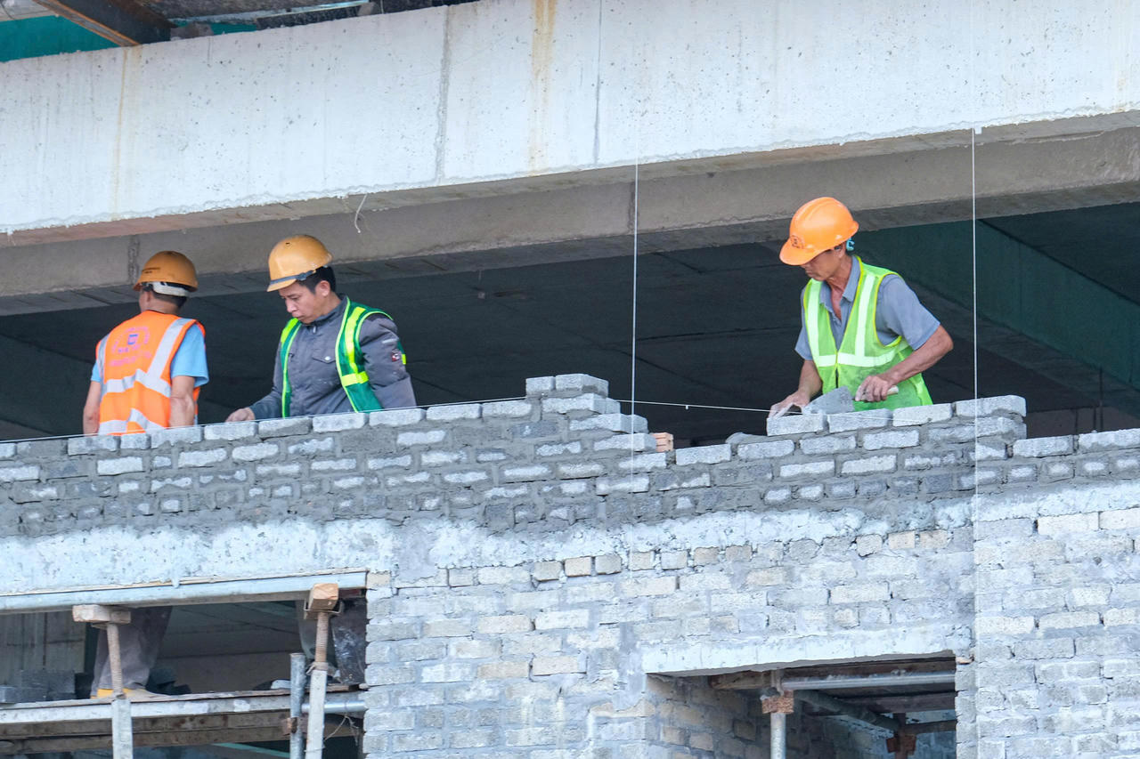Các sở, ban, ngành, UBND các xã, phường, Ban Quản lý dự án và các chủ đầu tư cần tập trung cao độ, quyết liệt triển khai các nhiệm vụ, giải pháp, phấn đấu giải ngân 100% kế hoạch vốn đầu tư công năm 2026 được giao. (Ảnh: NH)