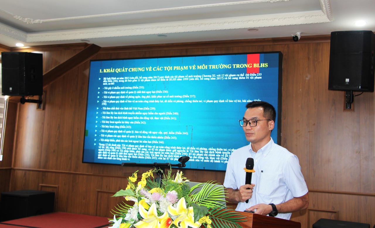Ông Ngô Thanh Xuyên, Phó Trưởng ban Nghiên cứu Pháp luật hình sự và cải cách tư pháp, Viện Chiến lược và Khoa học pháp lý (Bộ Tư pháp), trình bày chuyên đề về tội phạm môi trường. (Ảnh: Minh Phương)
